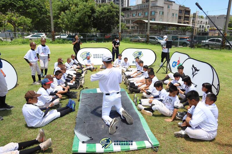 由社團法人中華民國基層跑壘推廣協會主辦的「台灣跑壘王盃棒球公益博覽會暨園遊會」昨圓滿落辦。（中華民國基層跑壘推廣協會提供）