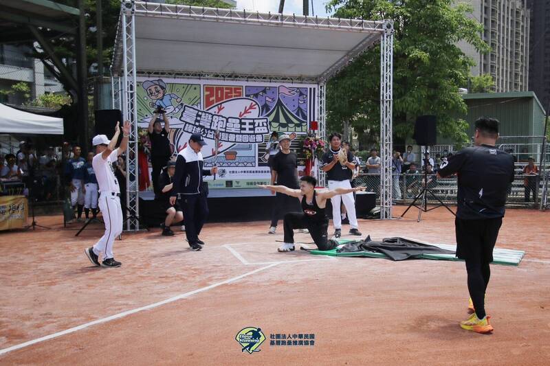 由社團法人中華民國基層跑壘推廣協會主辦的「台灣跑壘王盃棒球公益博覽會暨園遊會」昨圓滿落辦。（中華民國基層跑壘推廣協會提供）