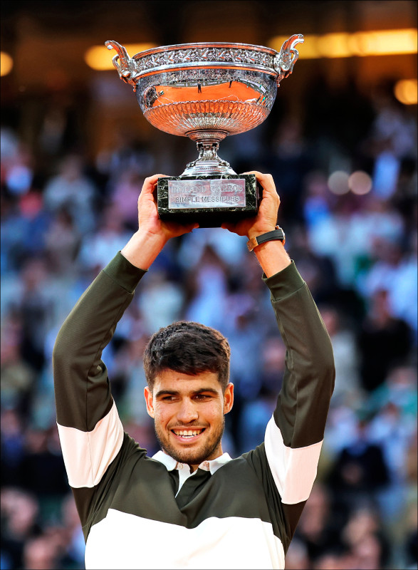 西班牙名將艾卡拉茲歷經史詩級5盤激戰後，逆轉義大利世界球王辛納，衛冕法網冠軍。（歐新社）