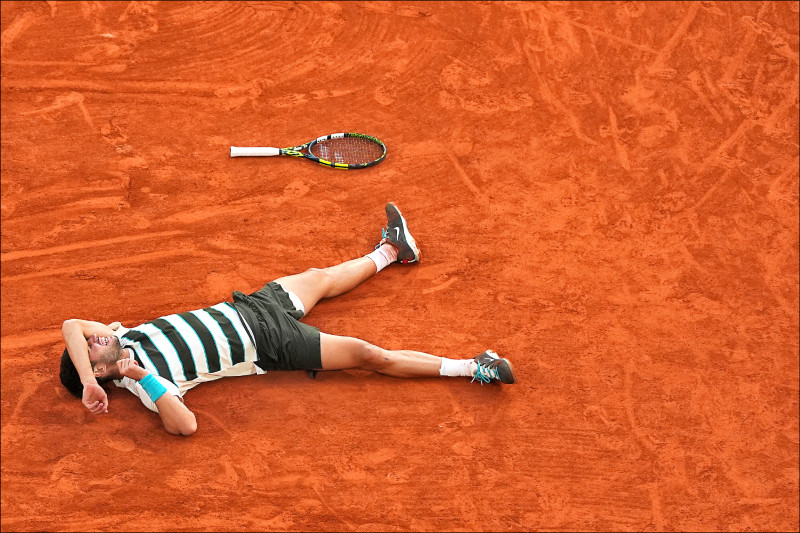 西班牙名將艾卡拉茲打完法網最長決戰，累倒在場上。（美聯社）