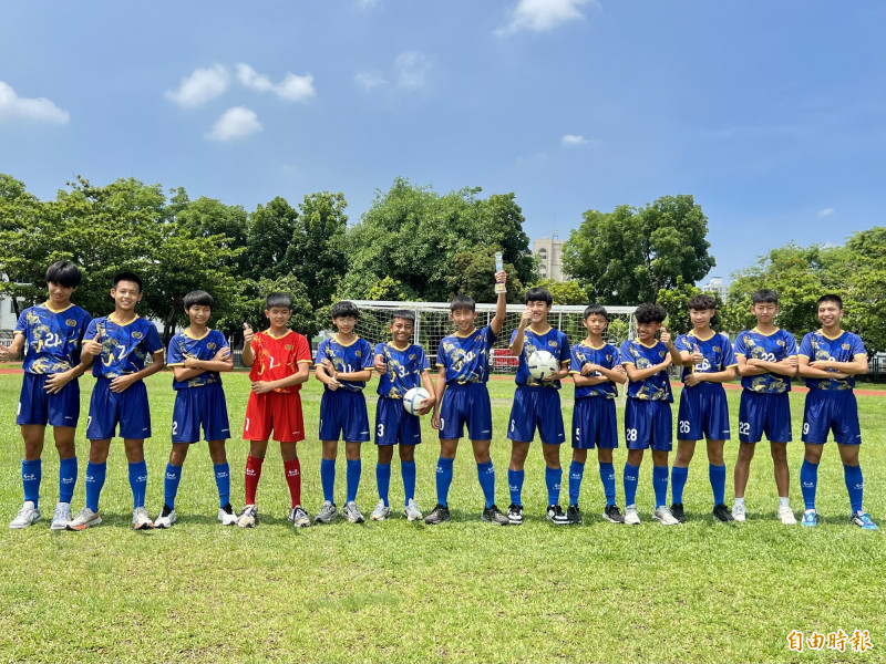 屏東縣立中正國中足球隊平日認真訓練，在全國室內五人制足球錦標賽中成功二連霸。（記者羅欣貞攝）