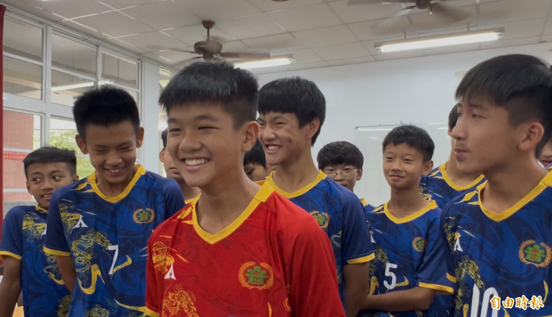 談起冠亞軍戰擋下對手射門後清球反擊，球竟越過對方門將頭頂直接破網，屏縣中正國中門將潘恩佑（紅衣）笑說，自己也很意外。（記者羅欣貞攝）