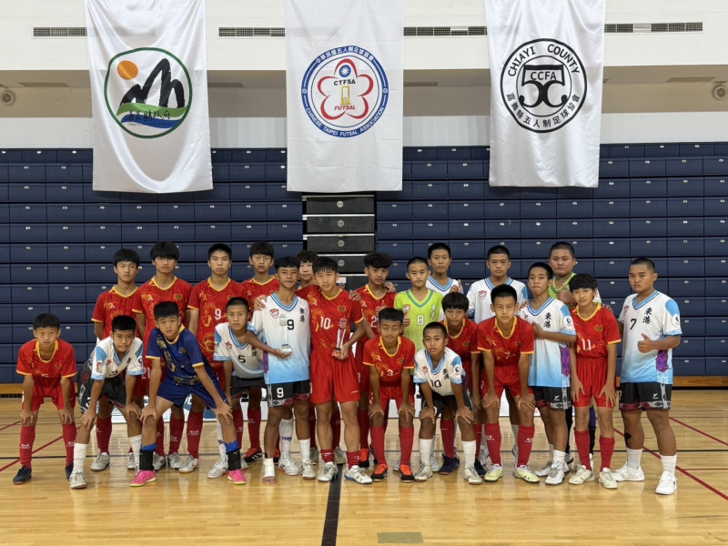 2025全國室內五人制足球錦標賽國男組冠亞軍由屏東縣包辦，中正國中足球隊奪冠，東港高中國中部拿下第二名。 （圖由屏東縣立中正國中提供）
