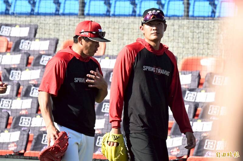 葉君璋提點王維中。（記者林正堃攝）