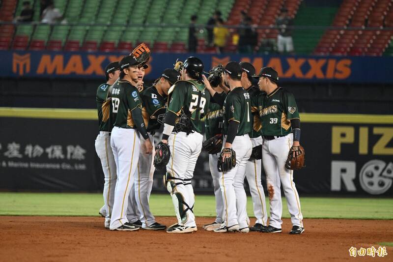 台鋼雄鷹10:7勝兄弟。（記者廖耀東攝）