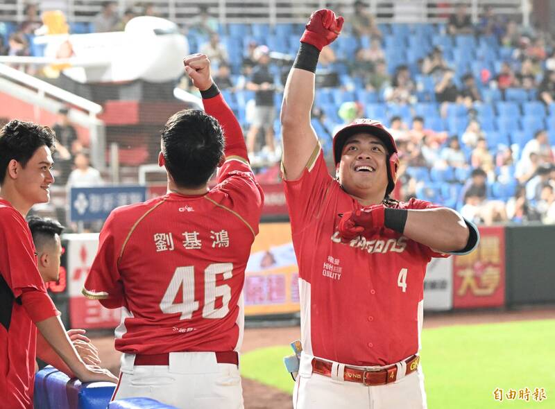 吉力吉撈鞏冠轟出全壘打。（記者林正堃攝）