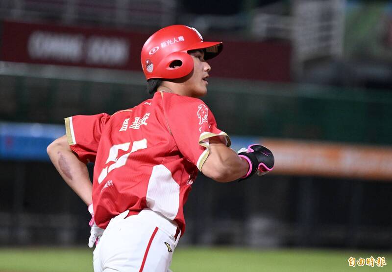 曾聖安開轟。（記者林正堃攝）