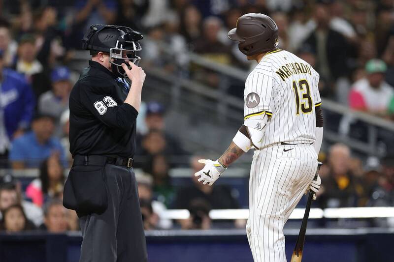 教士強打馬查多為好球帶判決抗議。（法新社）