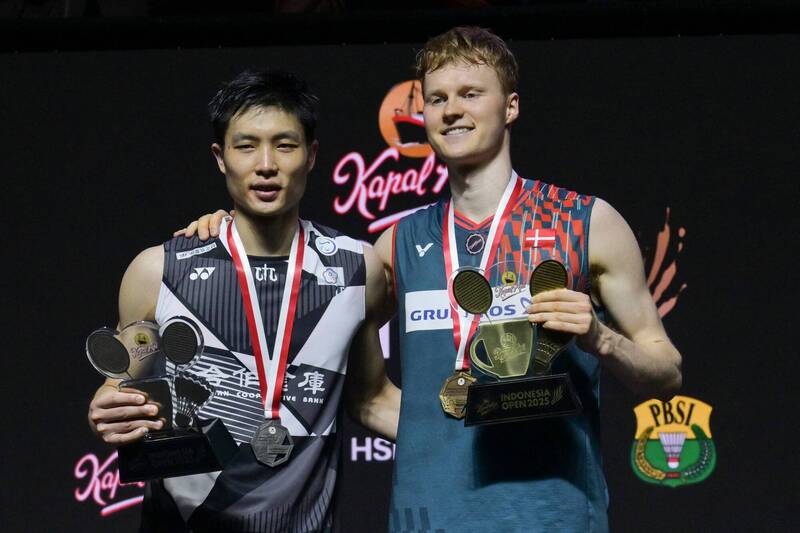 周天成收銀（左）、丹麥好手安童森（右）摘冠。（資料照，法新社）