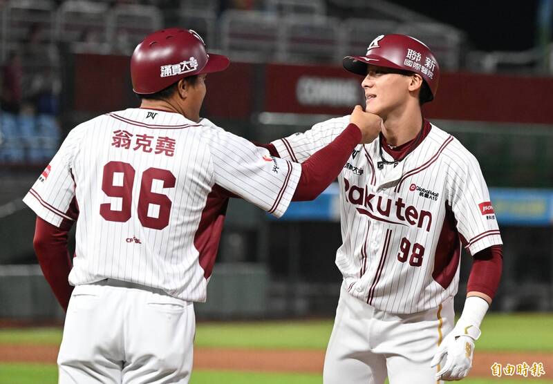 陳晨威敲安。（記者林正堃攝）