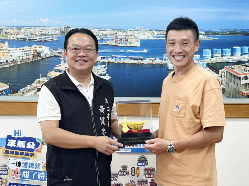 現任澎水航海科教師的丘忠達，在世壯賽羽球男子35歲以上組單打奪得銅牌。（馬公市公所提供）