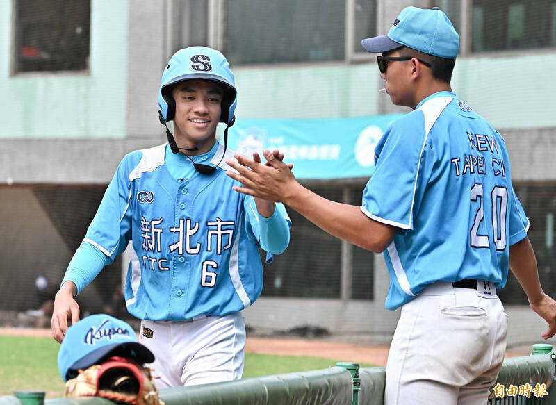 新北市發動雙盜壘，鄧羽翔（左）回本壘得分。（記者陳志曲攝）
