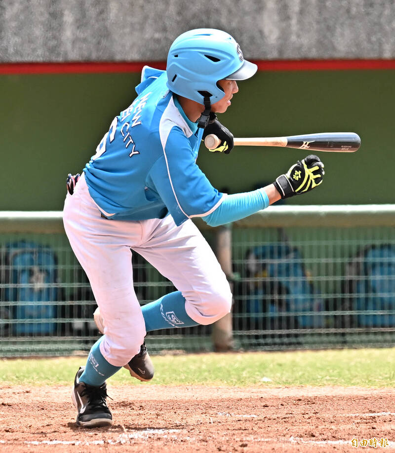 新北市鄧羽翔敲出安打，帶有一分打點。（記者陳志曲攝）