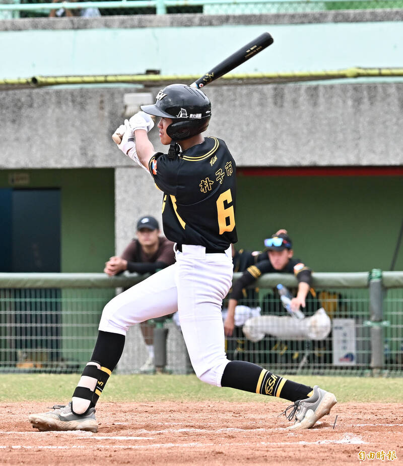 嘉義縣鄭勝錡敲出安打，帶有二分打點。（記者陳志曲攝）