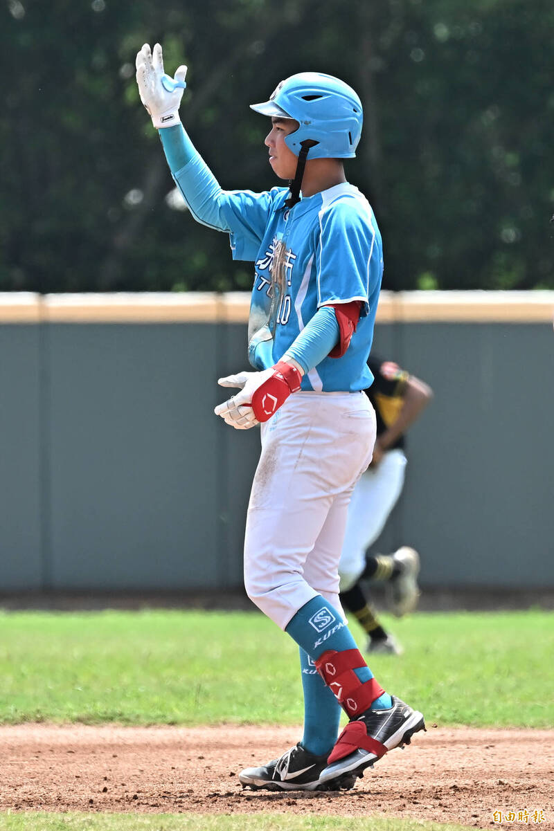 新北市張乙安敲出二壘安打，清空壘包帶有三分打點。（記者陳志曲攝）