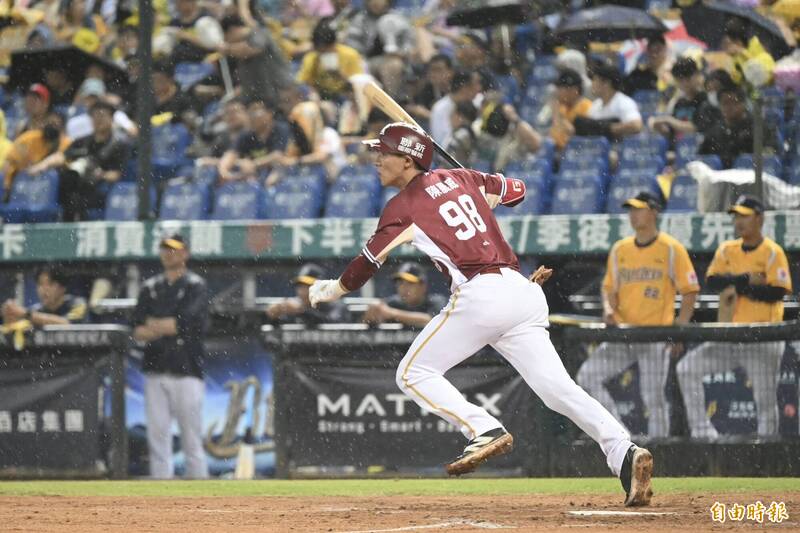樂天桃猿陳晨威敲安。（記者廖耀東攝）