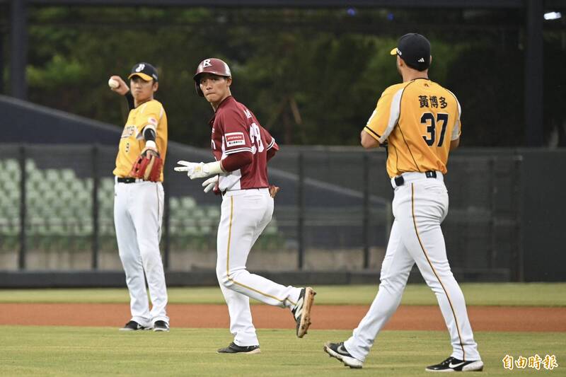樂天桃猿陳晨威（中）。（記者廖耀東攝）