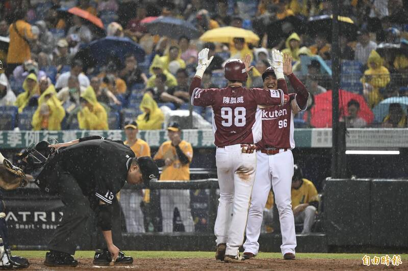 樂天桃猿陳晨威敲陽春砲。（記者廖耀東攝）