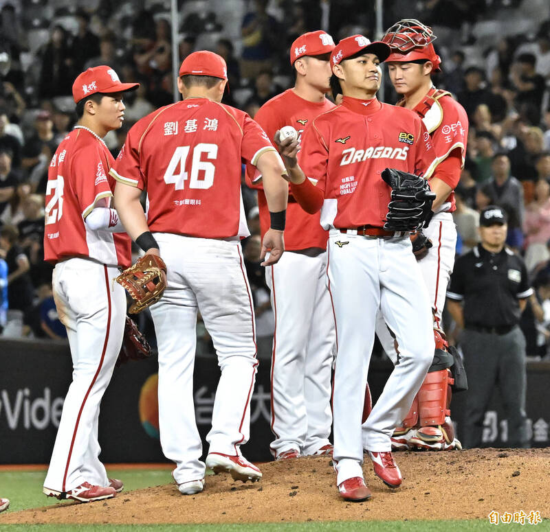 味全龍先發投手徐若熙只差一個人次，無緣完投。（記者陳志曲攝）