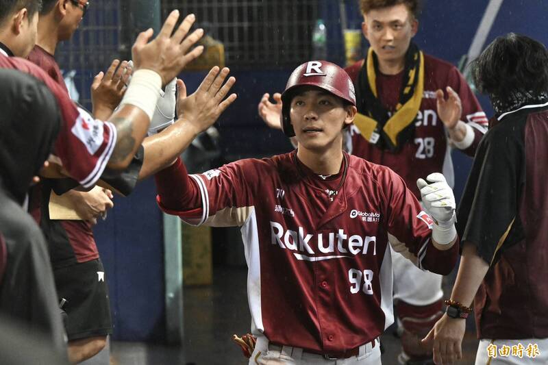 樂天桃猿陳晨威敲陽春砲。（記者廖耀東攝）