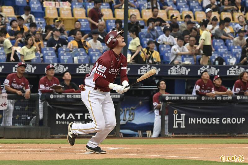 樂天桃猿陳晨威（中）。（記者廖耀東攝）