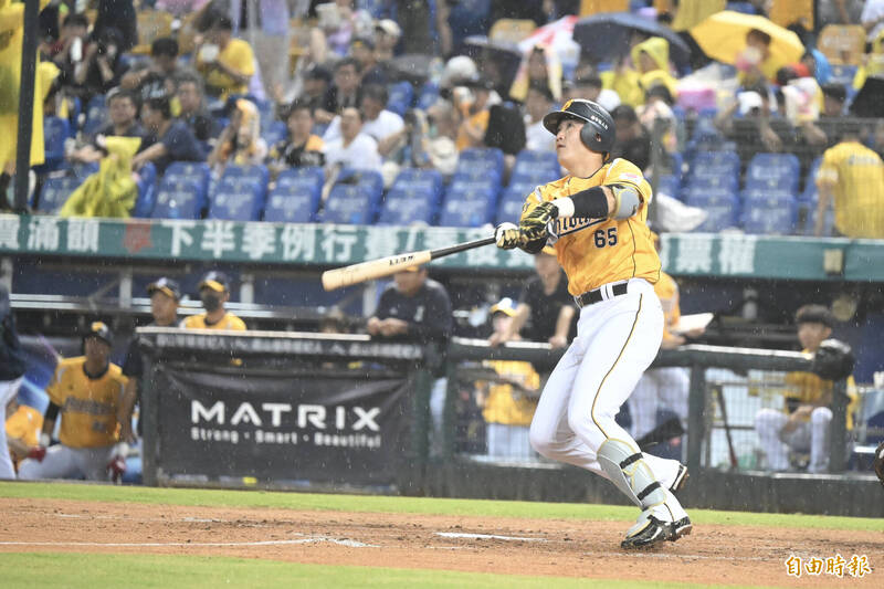 中信兄弟高宇杰敲陽春砲。（記者廖耀東攝）