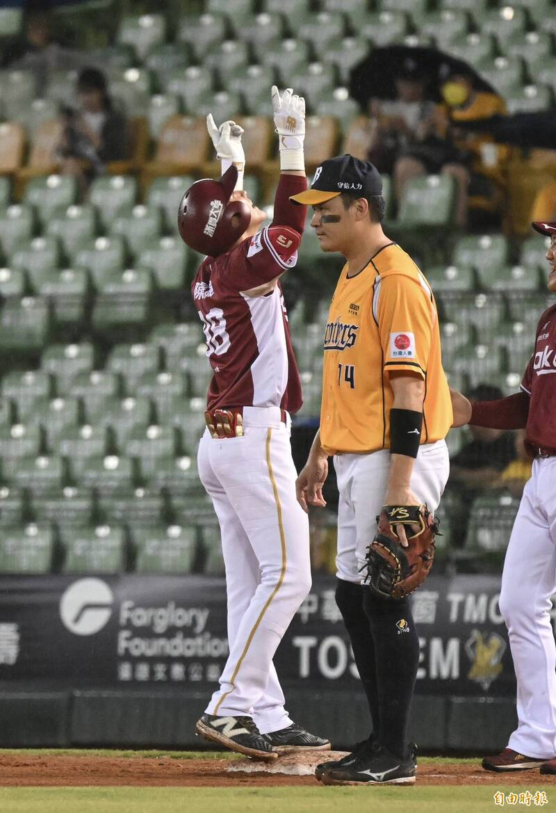 樂天桃猿陳晨威敲安。（記者廖耀東攝）