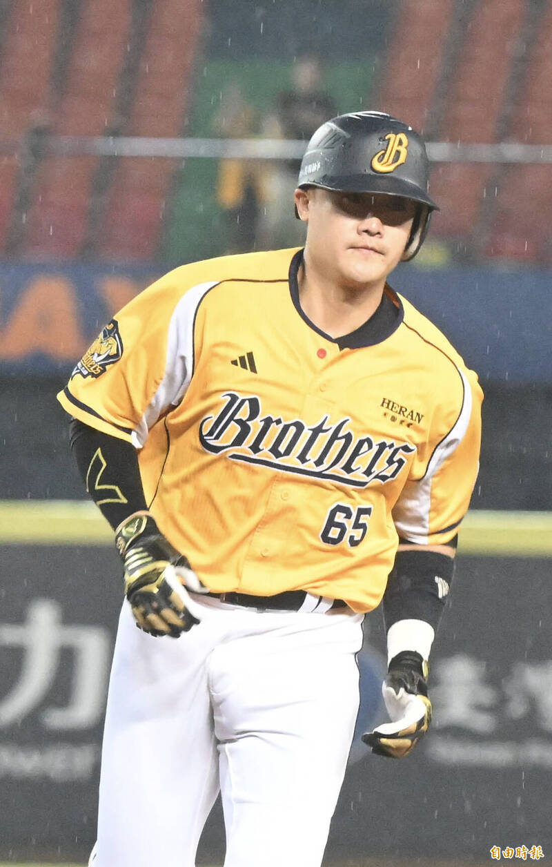 中信兄弟高宇杰敲陽春砲。（記者廖耀東攝）