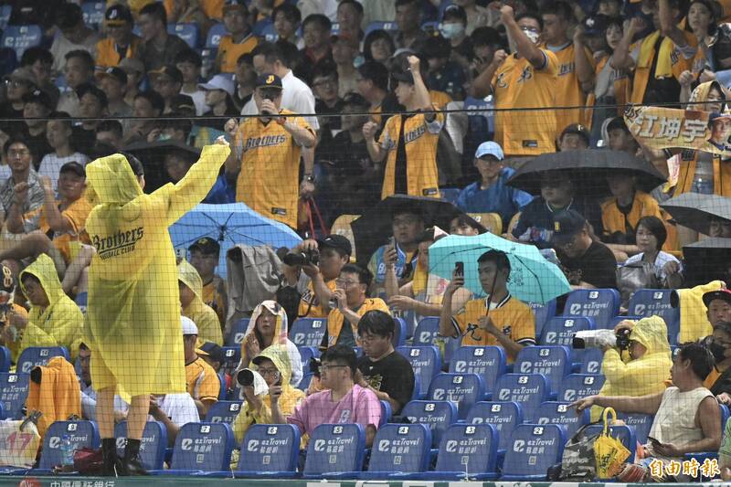 洲際球場今晚天候狀況不穩定。（記者廖耀東攝）