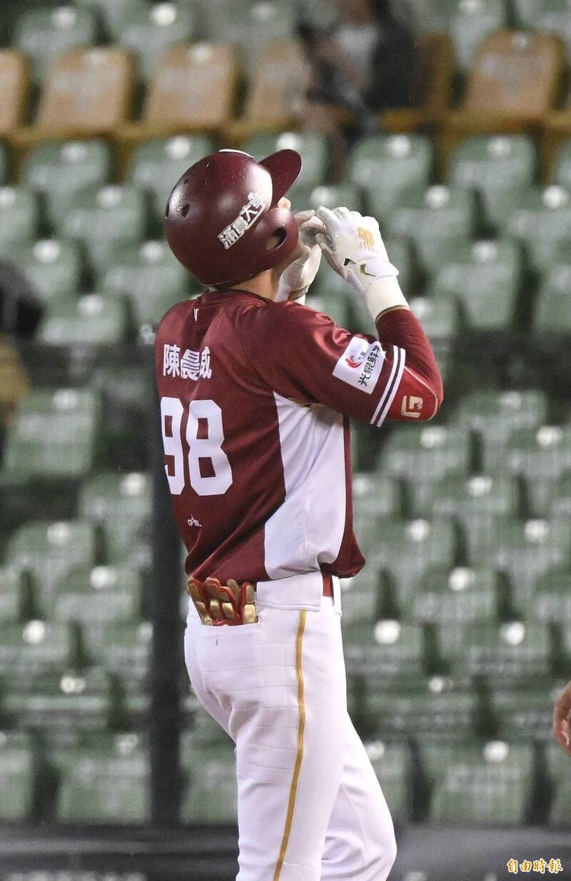 樂天桃猿陳晨威敲安。（記者廖耀東攝）