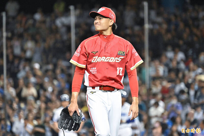 味全龍先發投手徐若熙只差一個人次，無緣完投。（記者陳志曲攝）