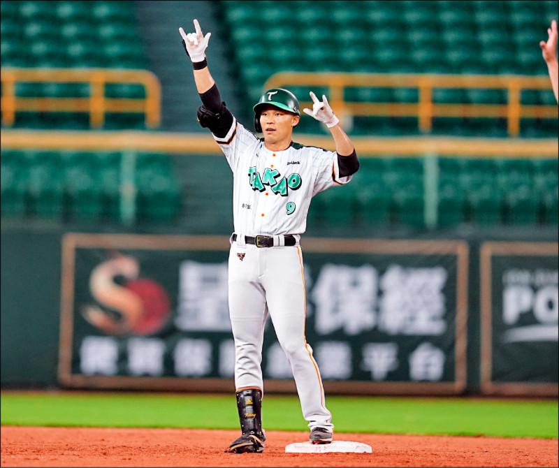 王柏融於6局下滿壘時擊出關鍵安打，助台鋼超前比數。
（台鋼雄鷹提供）