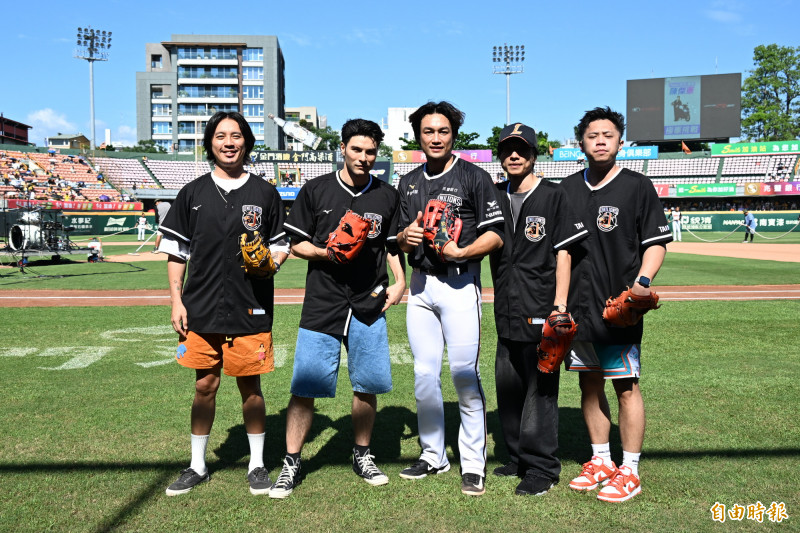 潘傑楷與鳳小岳率領的「壓克力柿子」樂團合影。記者李惠洲攝）