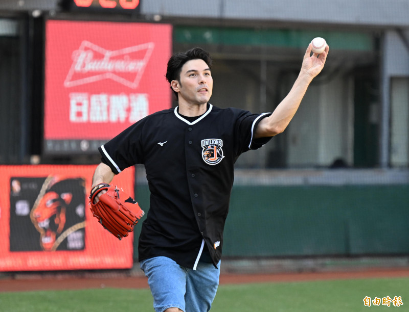 鳳小岳在球場練投帥度破表。（記者李惠洲攝）