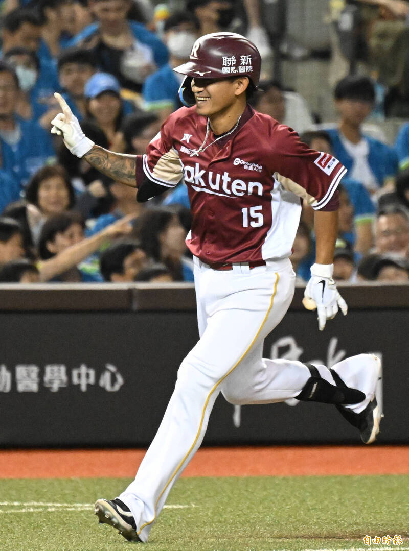 林子偉敲出全壘打。（記者林正堃攝）