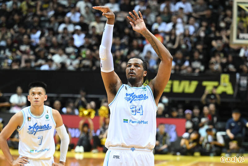 海神威勝罰球10罰僅中1。（記者林正堃攝）