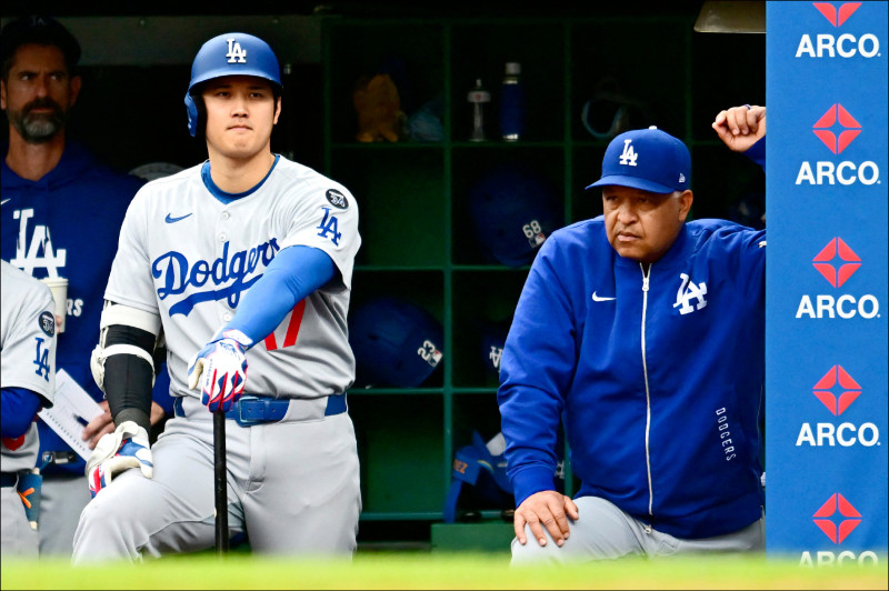 大谷翔平（左）今二刀流再現，道奇總教練羅伯斯（右）認為，現場一定會瘋掉。（資料照，路透）