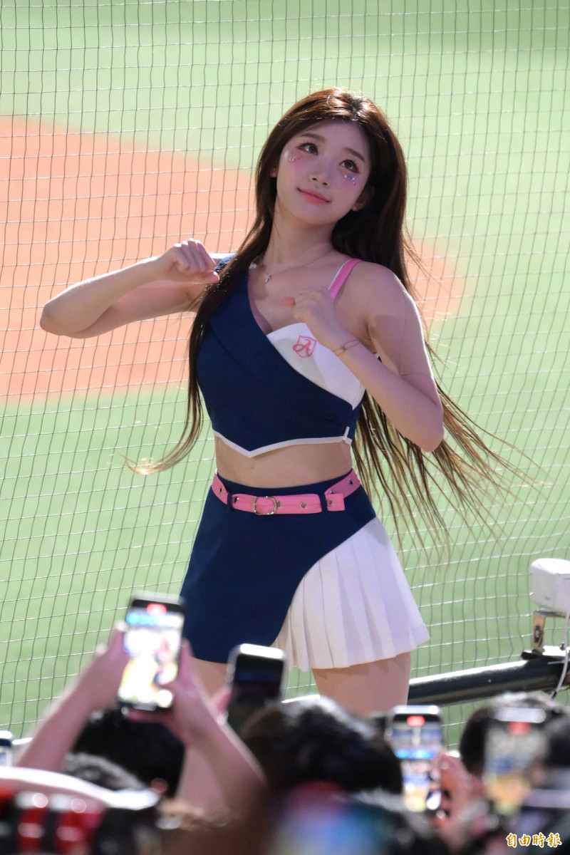 富邦韓籍啦啦隊李珠珢在球場上應援。（記者王藝菘攝）