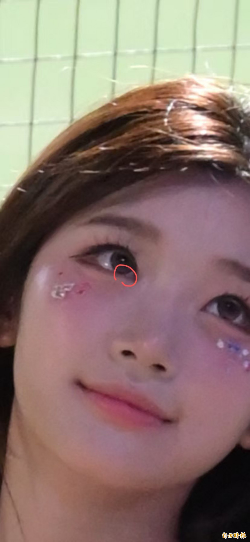 李珠珢在球場上應援感覺到眼睛不適，疑似睫毛倒插。紅圈處（記者王藝菘攝）