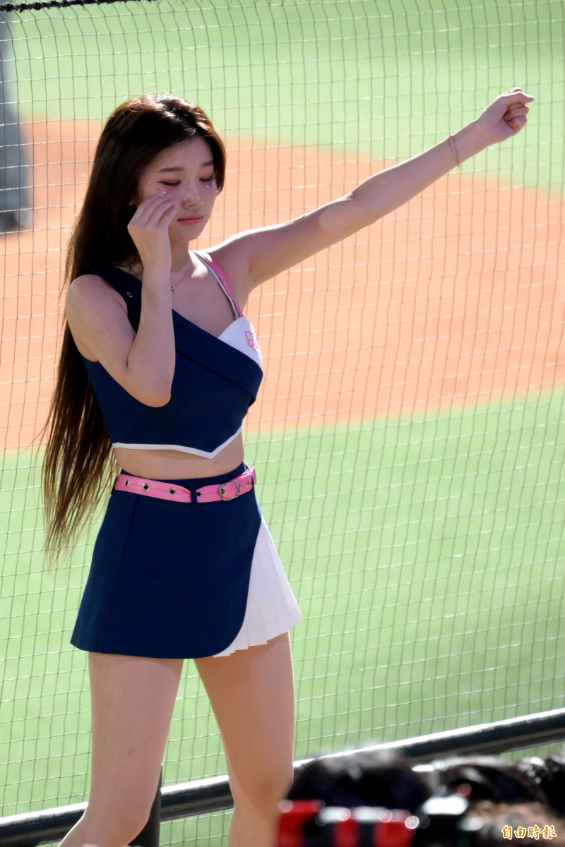 李珠珢在球場上應援感覺到眼睛不適，手不斷撫摸眼睛。（記者王藝菘攝）