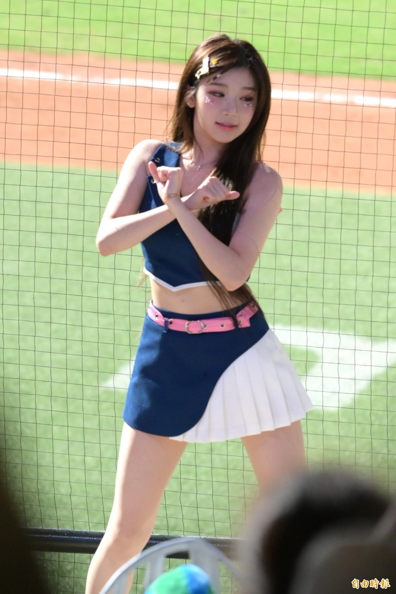 富邦韓籍李珠珢在球場上應援。（記者王藝菘攝）