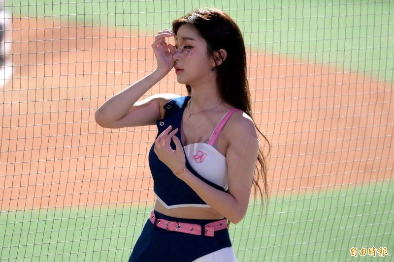 李珠珢在球場上應援感覺到眼睛不適，手不斷撫摸眼睛。（記者王藝菘攝）
