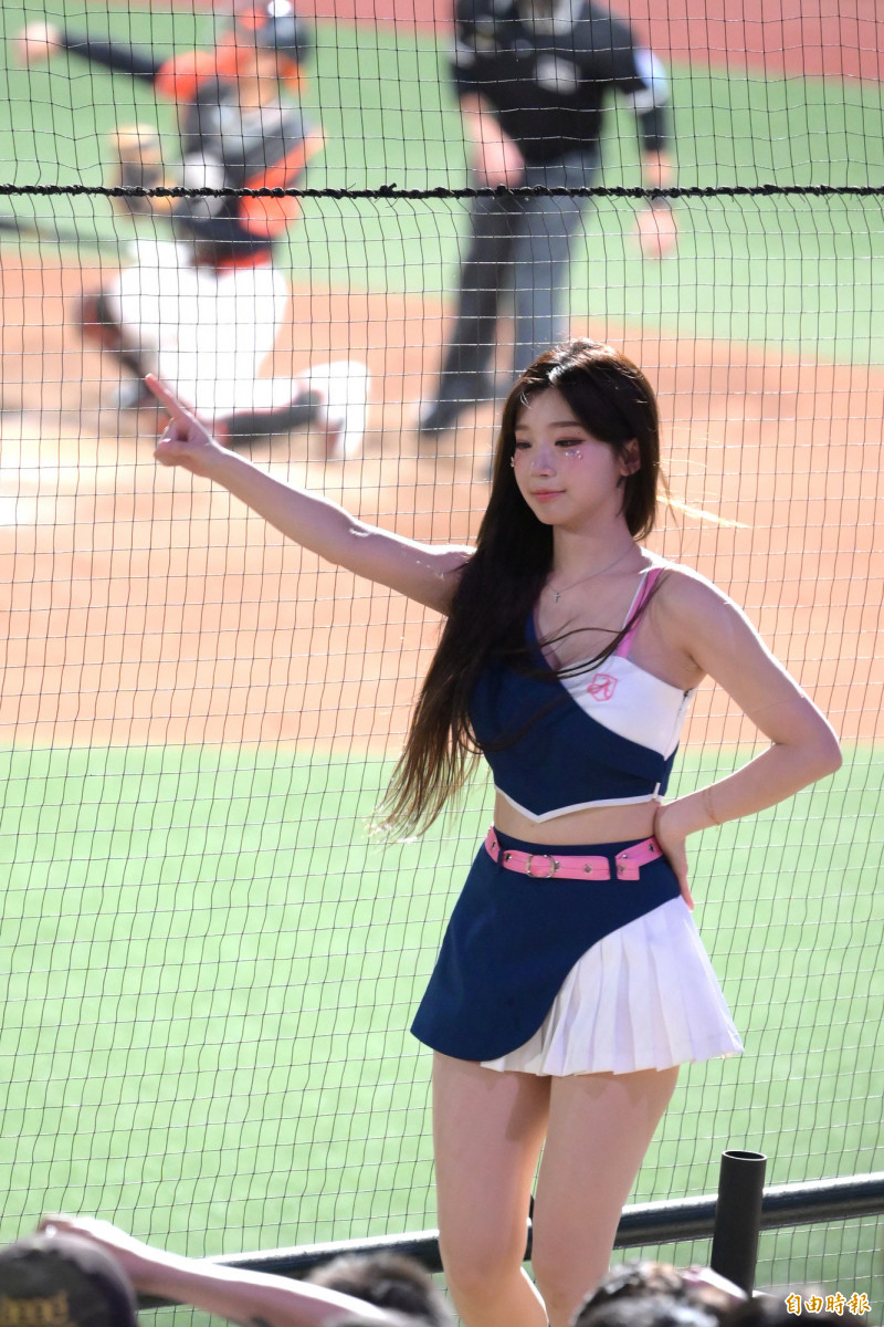 富邦韓籍李珠珢上場應援略顯疲憊。（記者王藝菘攝）