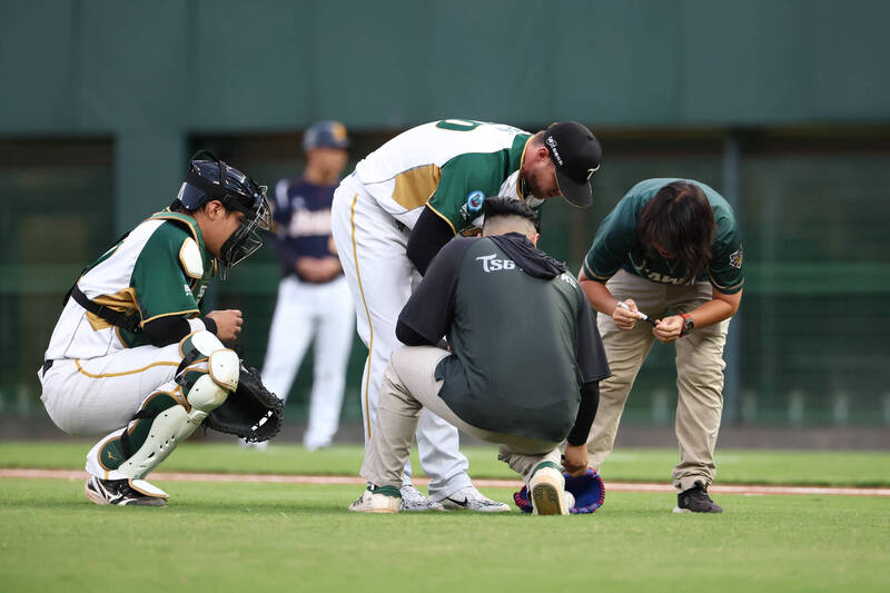 台鋼雄鷹投手後勁登板投球前就出現插曲，遭對方抗議釘鞋顏色，因此多花了點時間才正式登板。（台鋼雄鷹提供）