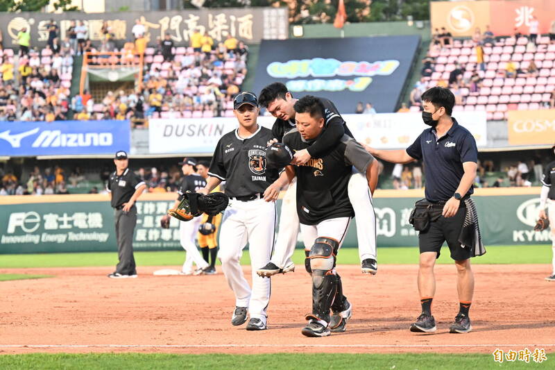 林靖凱受傷被背下場。（資料照，記者李惠洲攝）