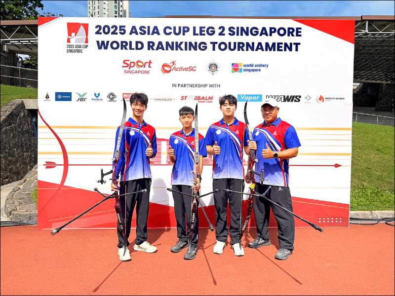 台灣新生代射箭男團楊凱涵（左起）、林育暘、劉泰言及教練郭振維。（射箭協會提供）