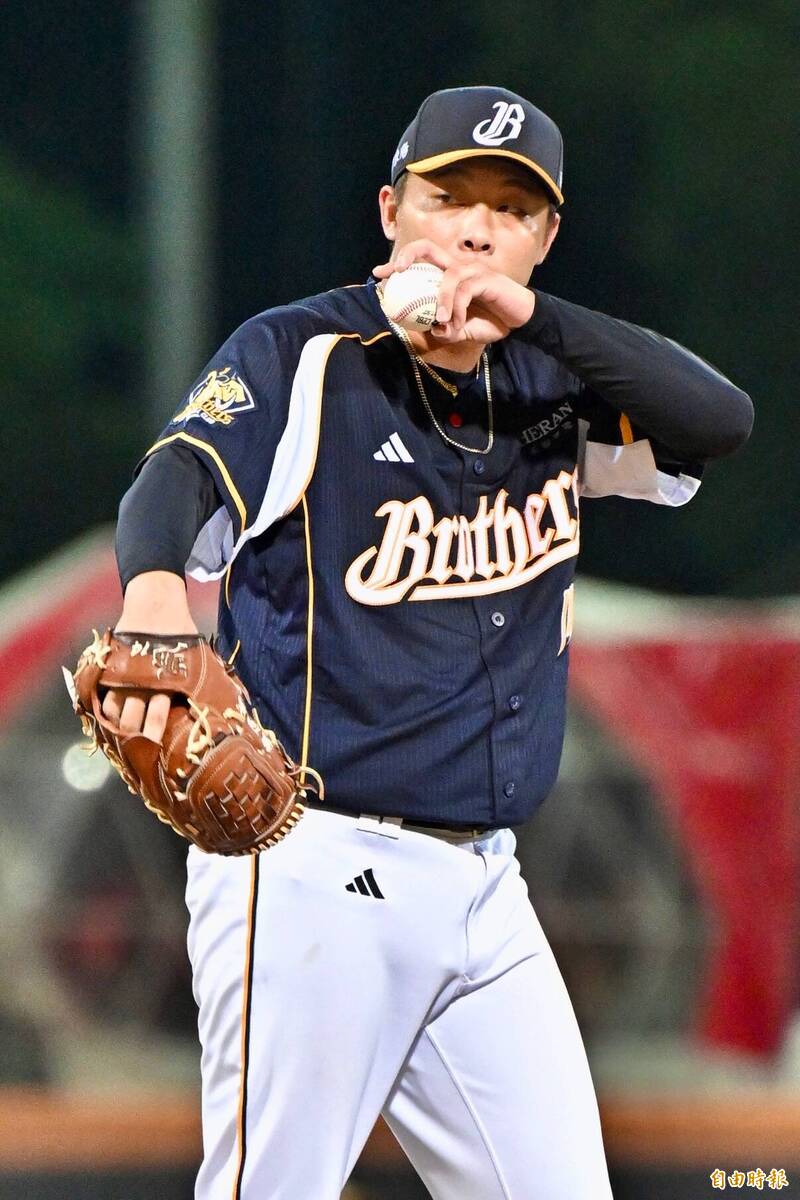 中信兄弟先發左投魏碩成。（記者塗建榮攝）