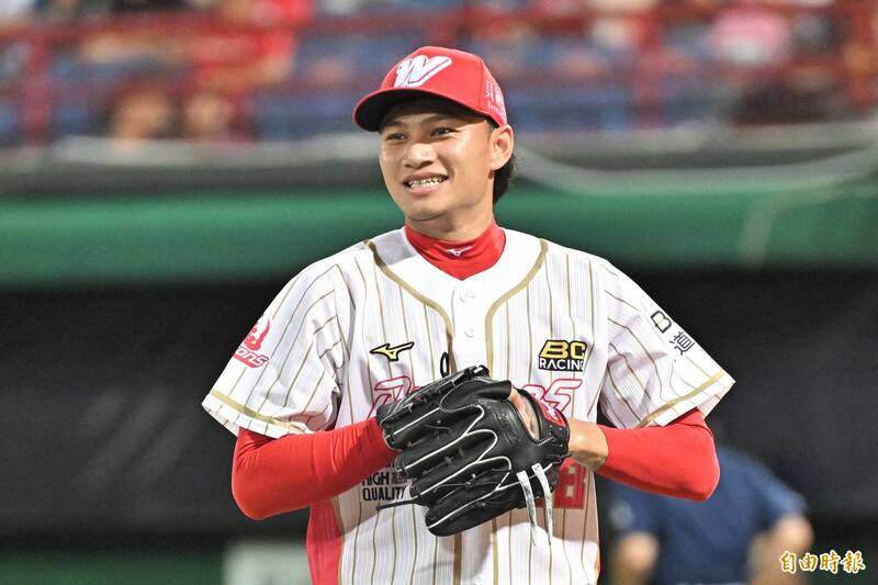 味全龍先發投手徐若熙五局失三分吞敗。（記者塗建榮攝）