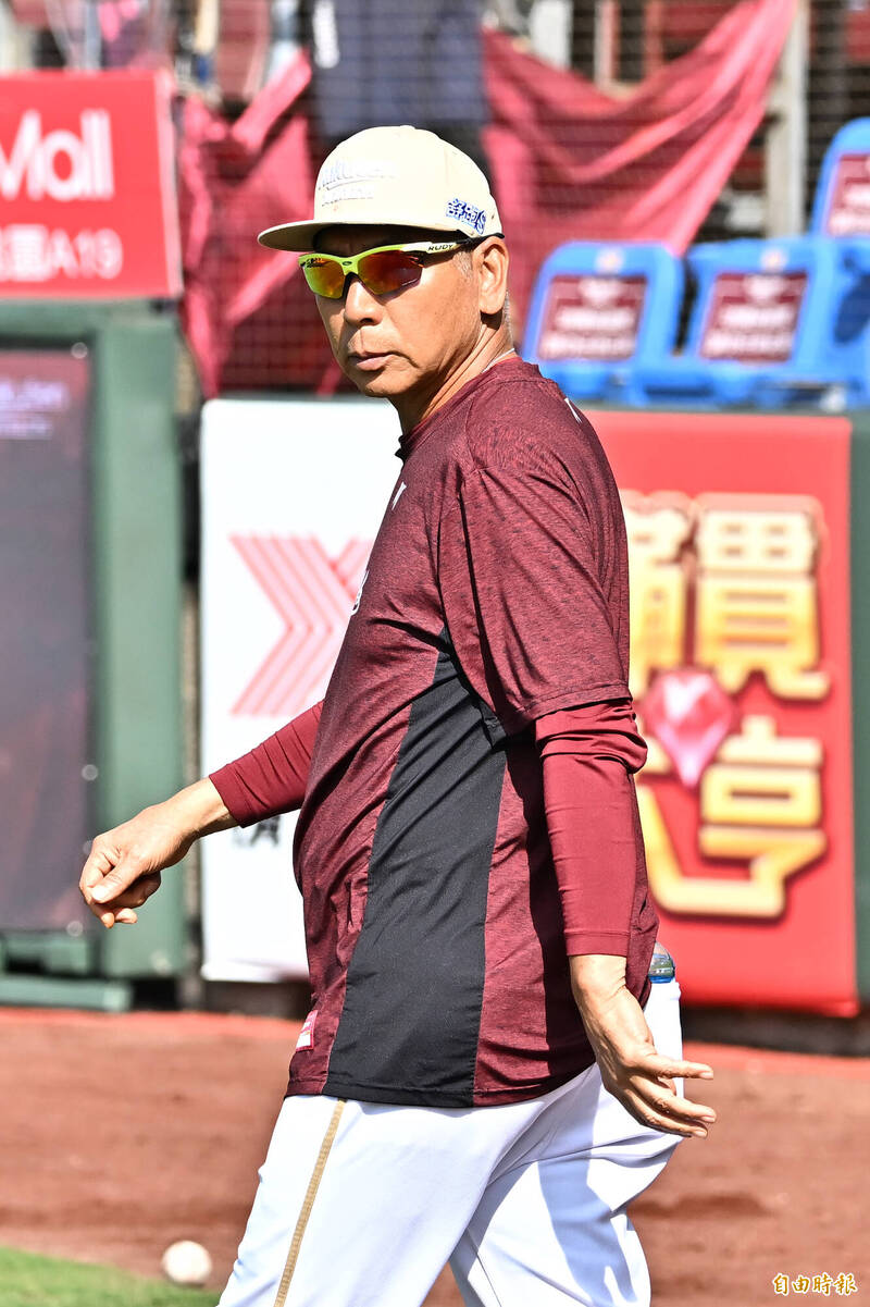 樂天桃猿總教練古久保健二。（記者陳志曲攝）