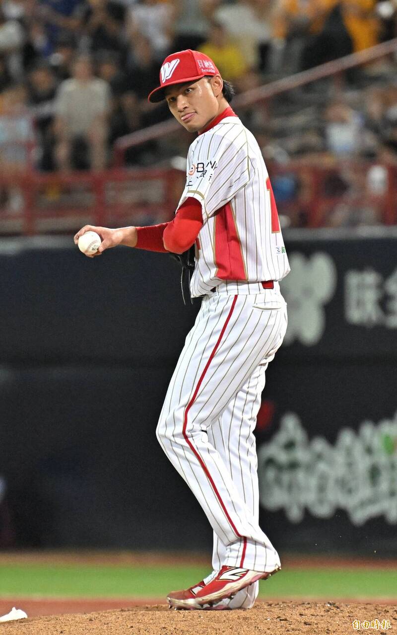 味全龍先發投手徐若熙五局失三分吞敗。（記者塗建榮攝）